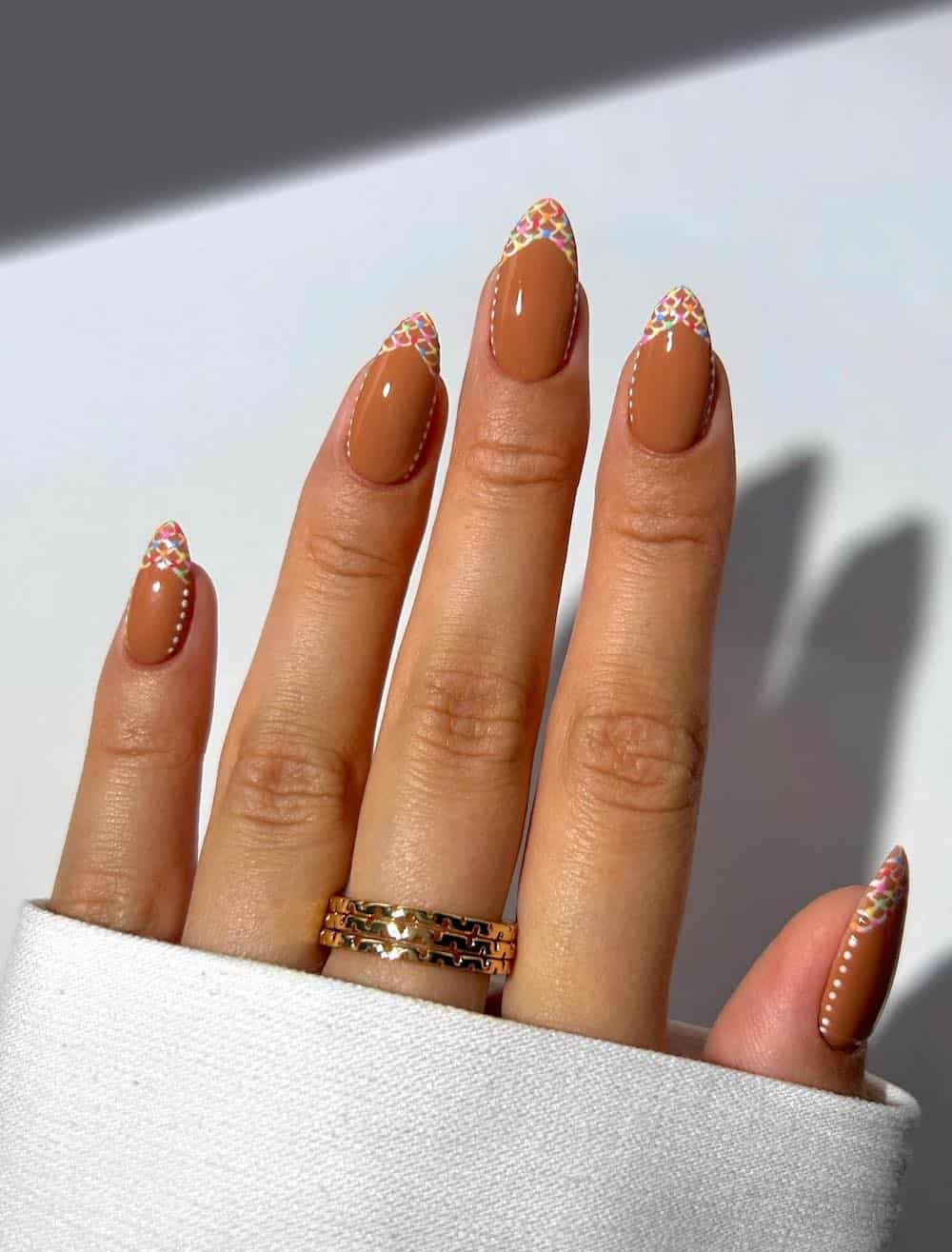 brown nails with tips inspired by gingerbread houses
