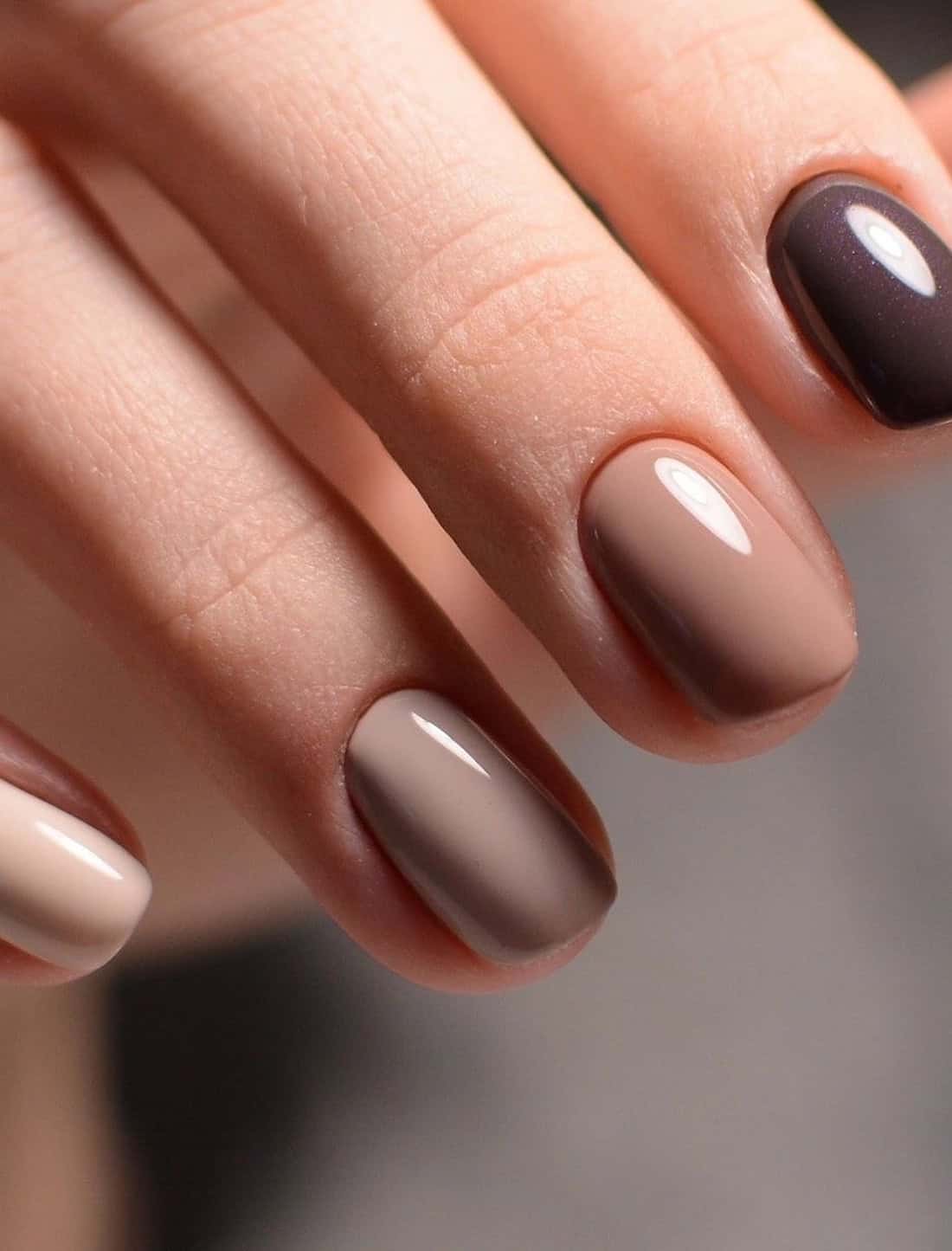 Short nails with mocha gradient